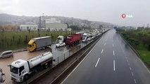 Sel sularının vurduğu Kocaeli'de D-100 kara yolu çift yönlü trafiğe kapandı