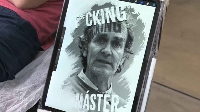 Raúl tiene 25 años y ha decidido tatuarse la cara de Fernando Simón