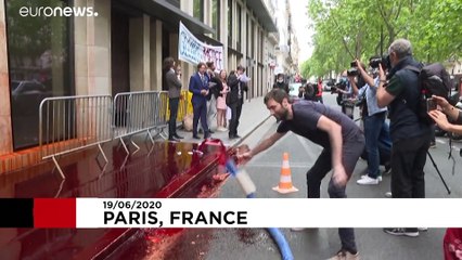 Protesto do movimento Extinction Rebellion com "sangue"