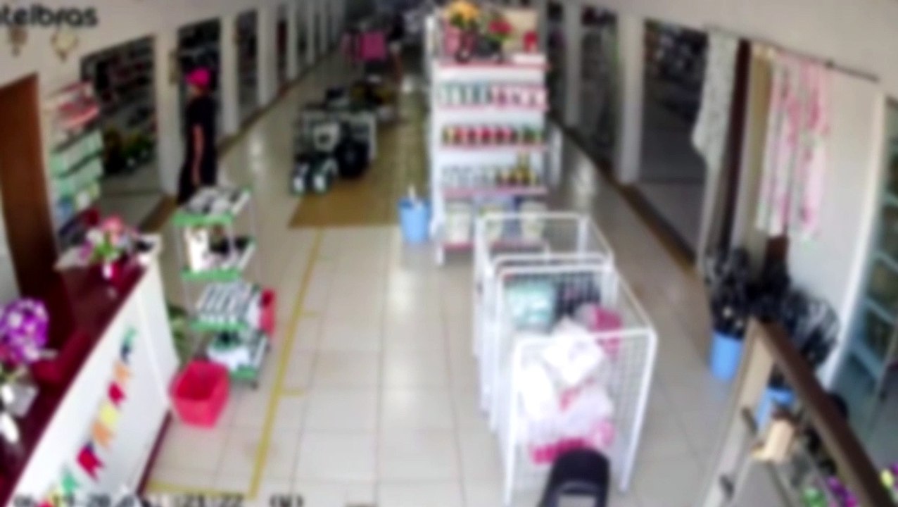 Rapaz é flagrado tentando passar nota falsa em loja no Bairro Floresta e foge
