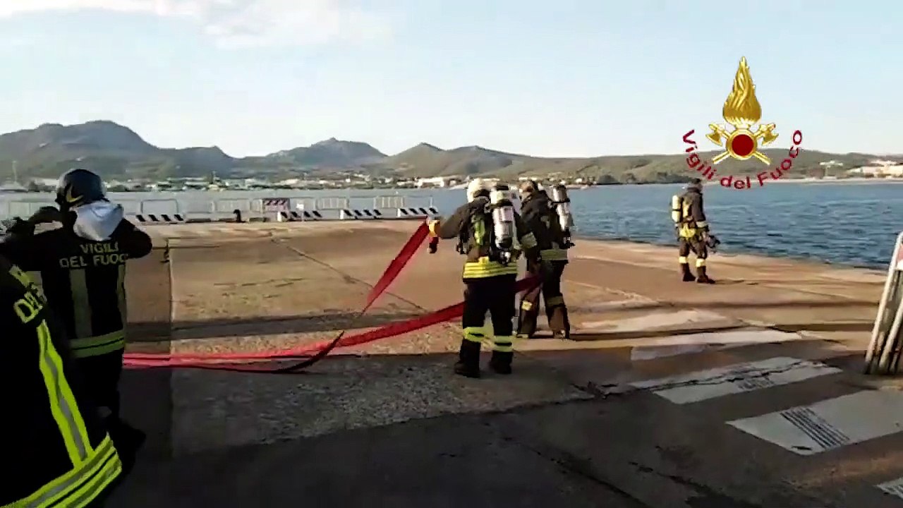 Olbia - In fiamme camion frigo a bordo di un tr...