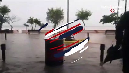 Suyla kaplı caddede kanoyla gezdi