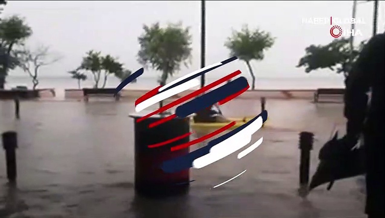 Suyla kaplı caddede kanoyla gezdi