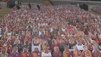Una grada de llena de fotos: la hinchada virtual en tiempos del coronavirus