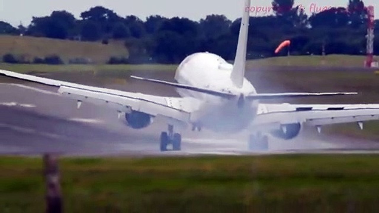 Ce Boeing 737 éclate ses pneus à l'atterrissage