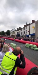 Il fait un looping avec sa caisse à savon et retombe sur ses roues... chanceux