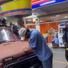 Un mécanicien n’arrive pas à soulever le capot de cette voiture