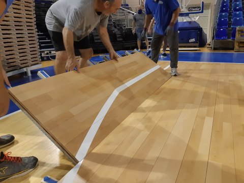 Installation du nouveau parquet de basket à l'Espace François Mitterrand