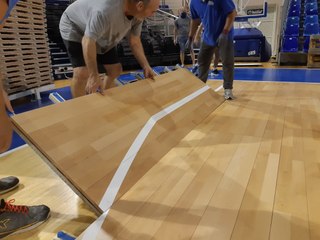 Installation du nouveau parquet de basket à l'Espace François Mitterrand