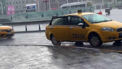 Taksim’de etkili olan yağmur vatandaşlara zor anlar yaşattı