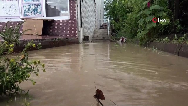 Safranbolu’da etkili olan sağanak yağış yolları dere yatağına çevirdi