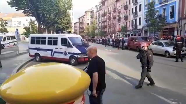 Colectivos antifascistas protestan en Bilbao antes de un acto de la ultraderecha
