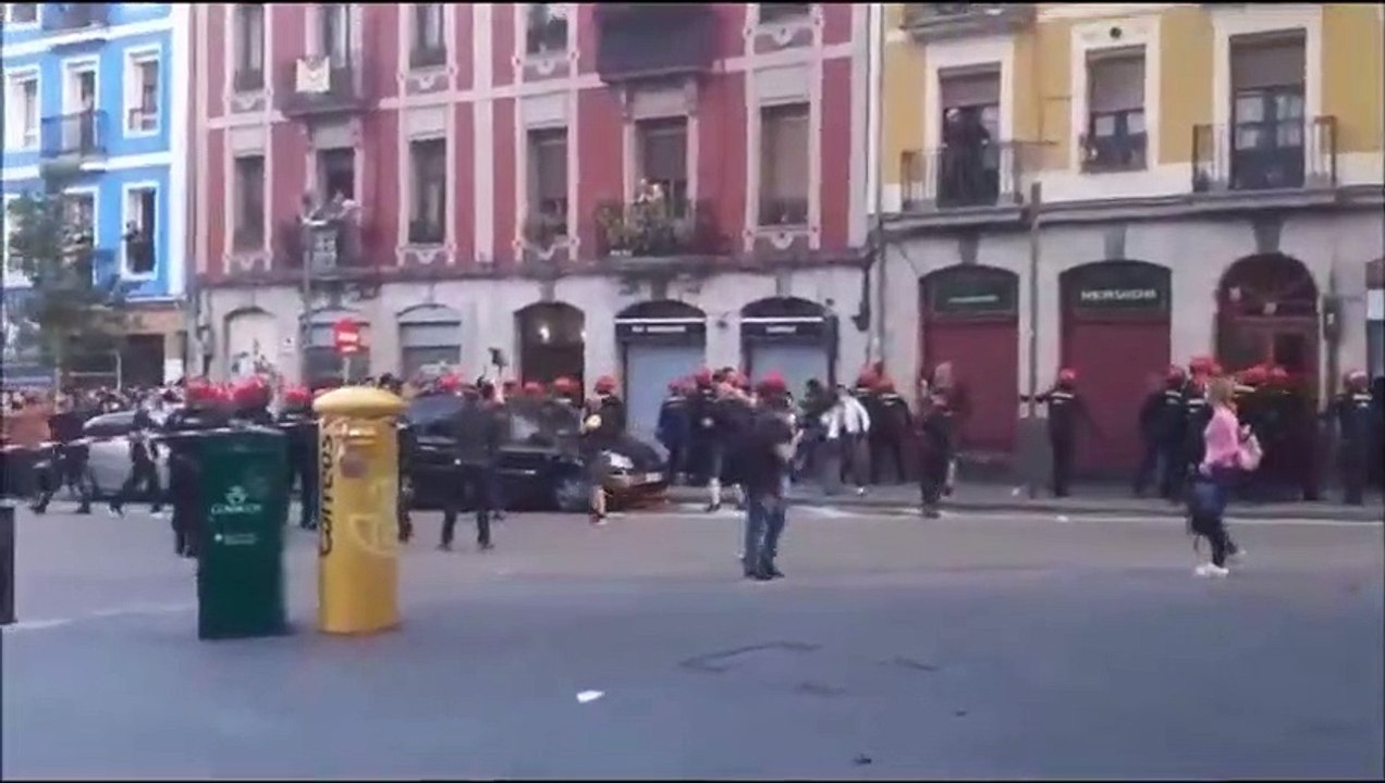 La Ertzaintza carga contra radicales que se han concentrado en protesta por la celebración de un mitin de Vox en Bilbao
