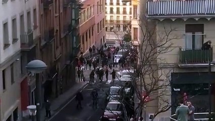 La Ertzaintza carga contra un grupo de personas que se manifestaban contra el mitin de Vox en Bilbao