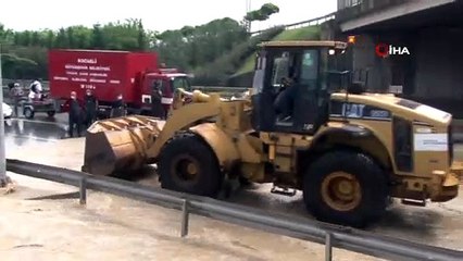 Sel suları ile kapanan Dilovası D-100 karayolunda tahliye çalışmaları sürüyor