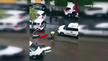 Trafik polisi caddeyi basan suyun tahliyesi için seferber oldu
