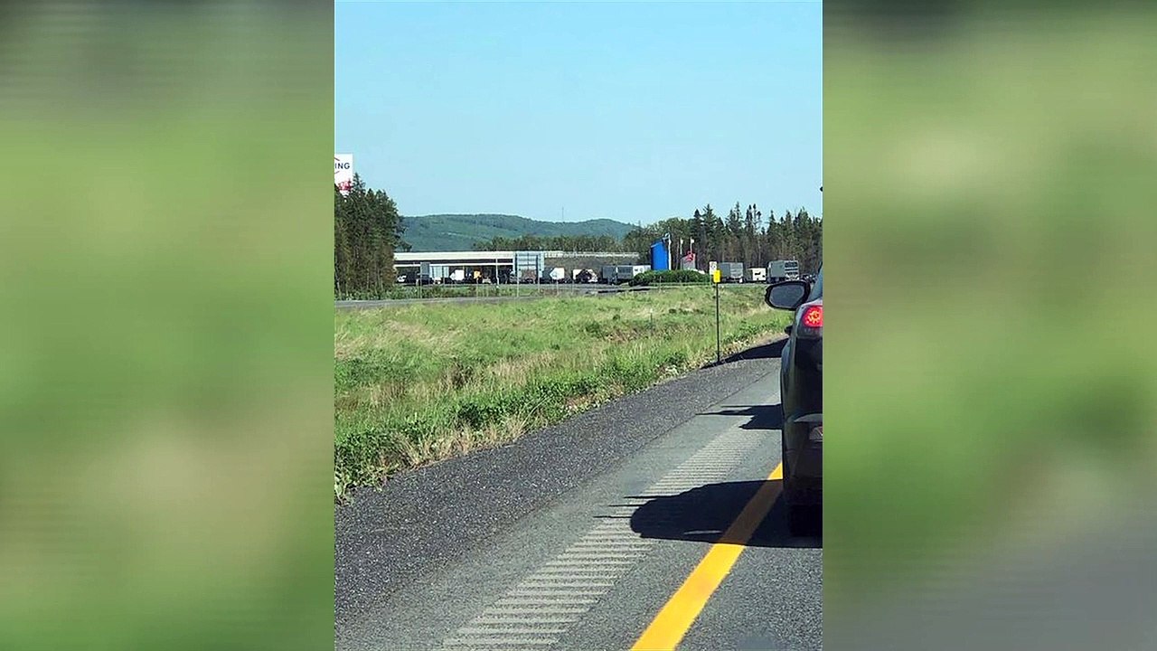 Une longue file d'attente entre Dégelis et Saint-Jacques
