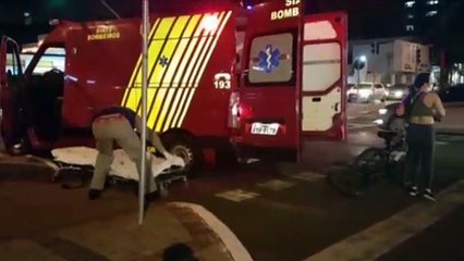 Colisão entre carro e bicicleta mobiliza Corpo de Bombeiros na Avenida Brasil