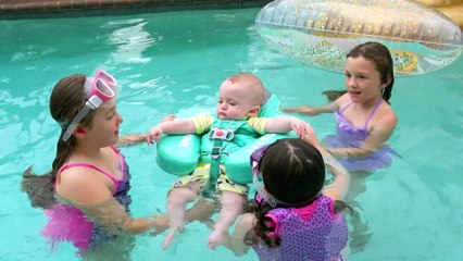 Sophia Isabella  Alice e o Bebê Noah Brincando na Piscina