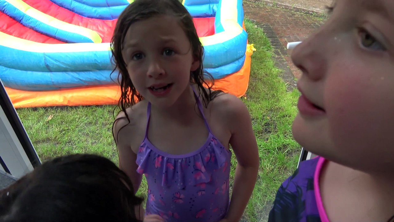 Sophia Isabella e Alice  Brincando no Escorregados Flutuante Gigante