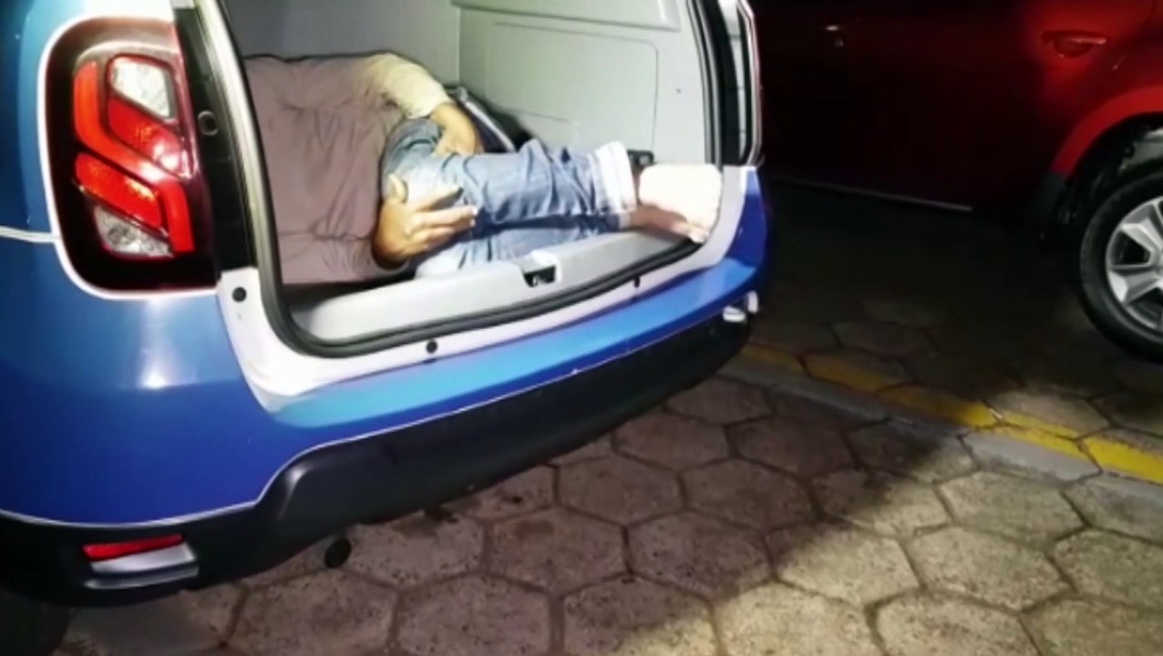 Dias após sair da cadeia com tornozeleira eletrônica, homem realiza furto em farmácia e é detido