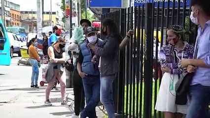 Multitudes de compradores desafían pandemia en "Día sin IVA" en Colombia