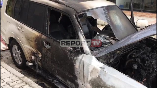 Report TV -Digjen dy makina në orët e para të mëngjesit në Vlorë, dyshohet zjarr i qëllimshëm