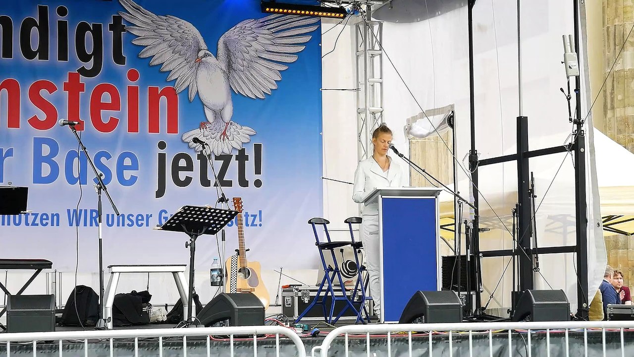 Kündigt Ramstein Air Base Jetzt: kurze Rede von Angela Mahr vor dem Brandenburger Tor