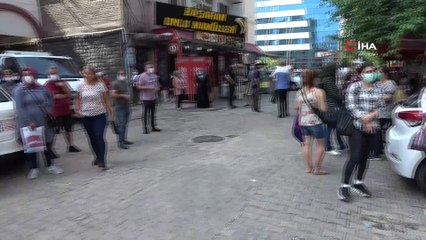 Veliler, polis uyarılarına rağmen sosyal mesafeye uymadı