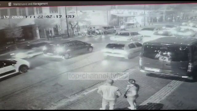 I riu shqiptar bie pre e grabitjes në Athinë, një grup të rinjsh ndjekin dhe kapin autorin