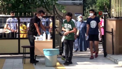 Öğrenciler içeride, veliler parkta ter döktü