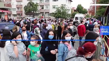 LGS sırasında okul önlerinde kalabalık oluştu; aileler sosyal mesafeye uyamadı