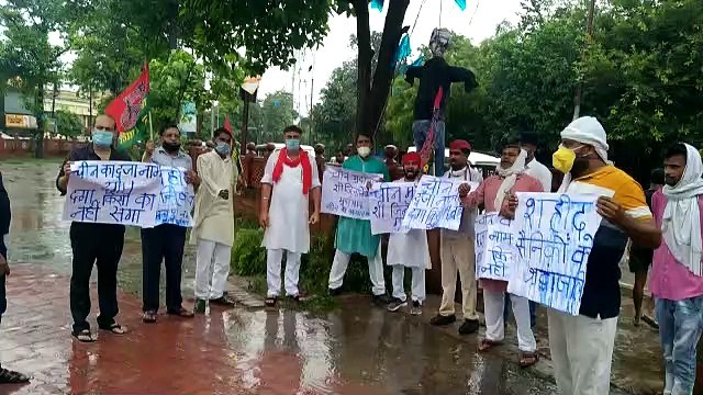 चीन के खिलाफ सपाइयों का प्रदर्शन, सोशल डिस्टेंसिंग की उड़ी धज्जियां