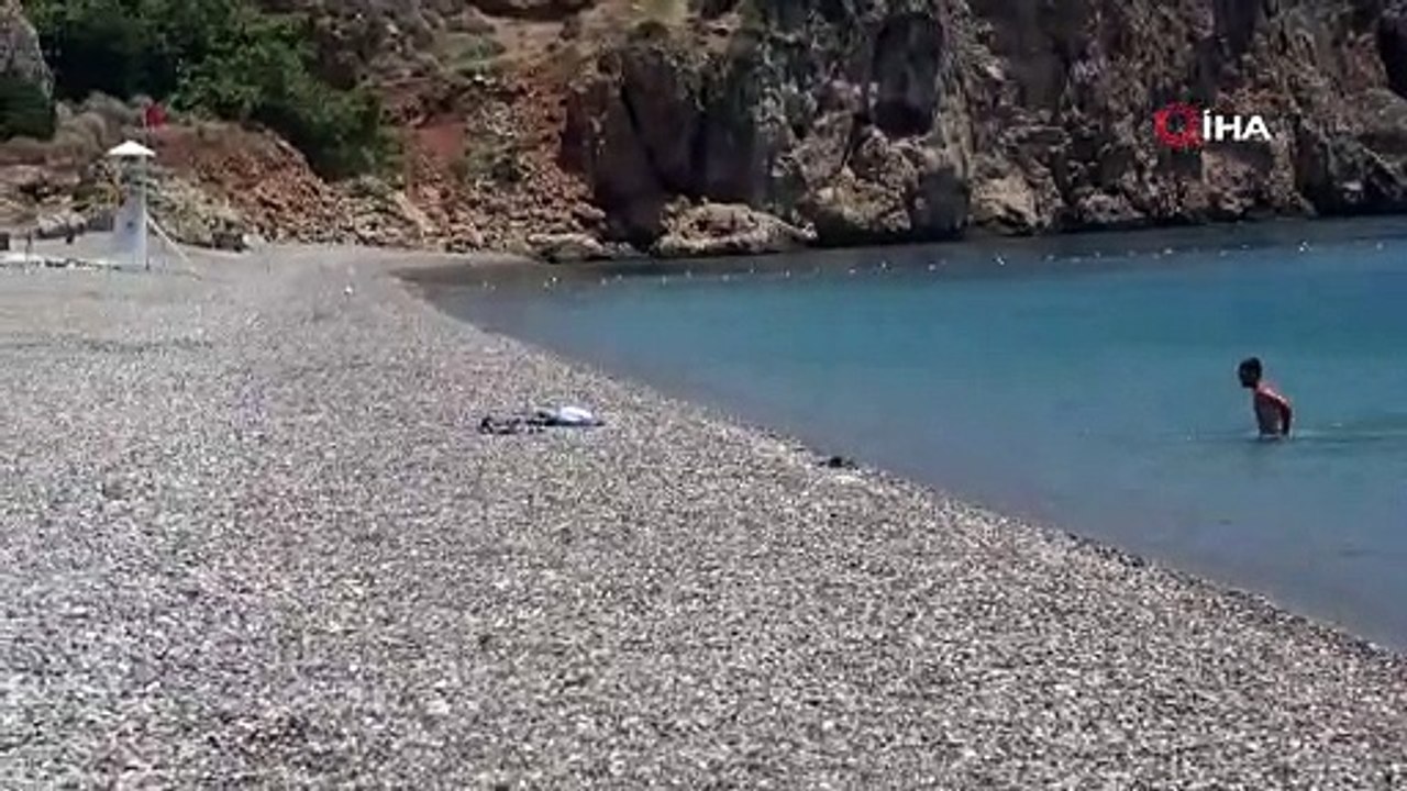 Kısıtlamayı ihlal edip denize girenler polisten kaçamadı