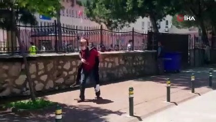 Ayağı kırık oğlunu okula kadar sırtında taşıdı