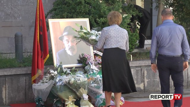 Lamtumirë Moikom Zeqo, fjalimi prekës i djalit: Amaneti i tij s'u përmbush! Ku je tani babi?