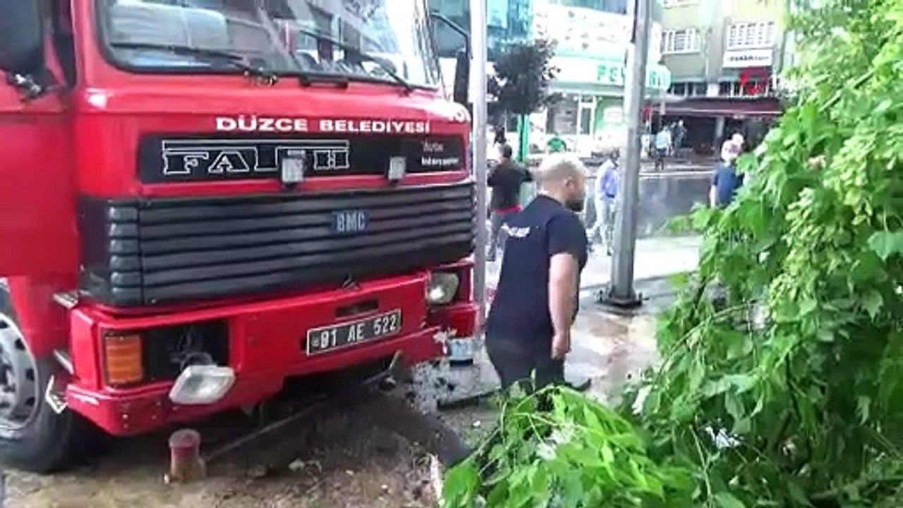 İtfaiye aracının kaza anı güvenlik kamerasında