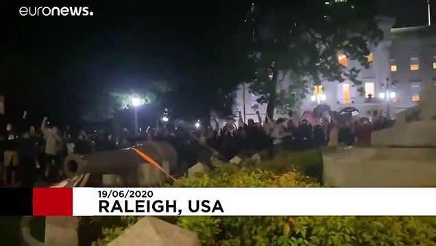 Протестующие против расизма в США повалили памятник автору национального гимна