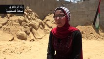 النحاتة رنا الرملاوي تُجسد في الرمال قضية اللاجئين