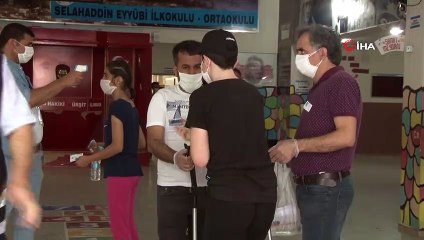 Ayağı kırılan genç engel tanımadı, sınava geldi