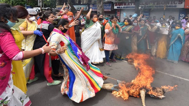 People burn Jinping's effigy, Chinese products