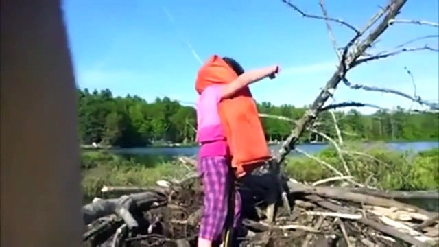 Cette fillette attrape un énorme serpent à la main... Même pas peur