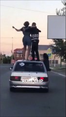 Se mettre debout sur le toit d’une voiture en marche : mauvaise idée
