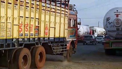 उज्जैन-आगर रोड पर हादसों को आमंत्रण दे रहे गैस प्लांट के कैप्सूल (बल्क)