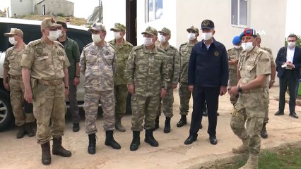 Bakan Akar ve komutanlar Namaz Dağı’nda incelemelerde bulundu