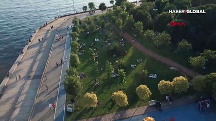 Caddebostan Sahili'nde yasak var maske takan yok