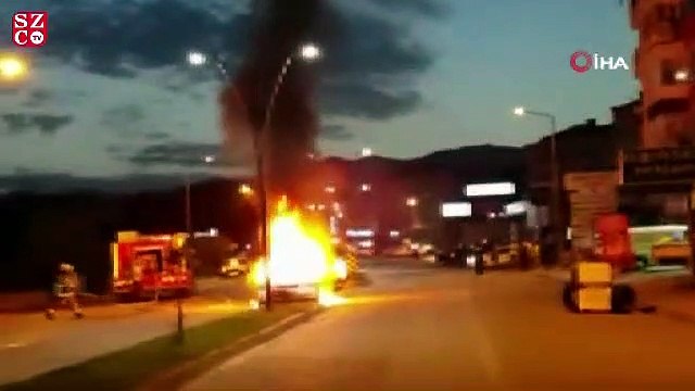 Edremit’te otomobil cayır cayır yandı