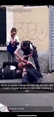ラッパーのMoha la Squaleが捕まったときの映像だけど３人がかりでも手錠かけるのに大変な様子 - - でも３人が体の上に乗ってないだけでもやり方改善されたのだろうなと思う - - そして回りで動画を取る人々 -