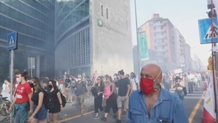 Miles de personas protestan en Milán por la gestión de la crisis del COVID-19