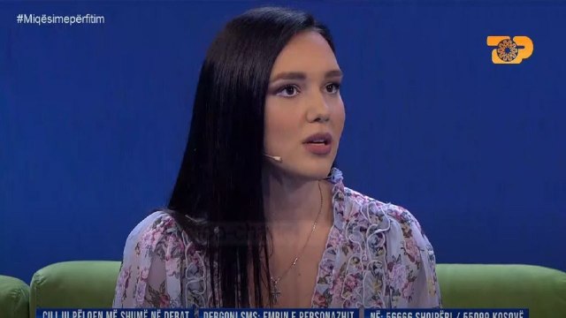 Çudisin Alesia me Nevinën: Ja si bëjnë dashuri të rinjtë sot, Trotuar “E Diell”, 7 Qershor 2020